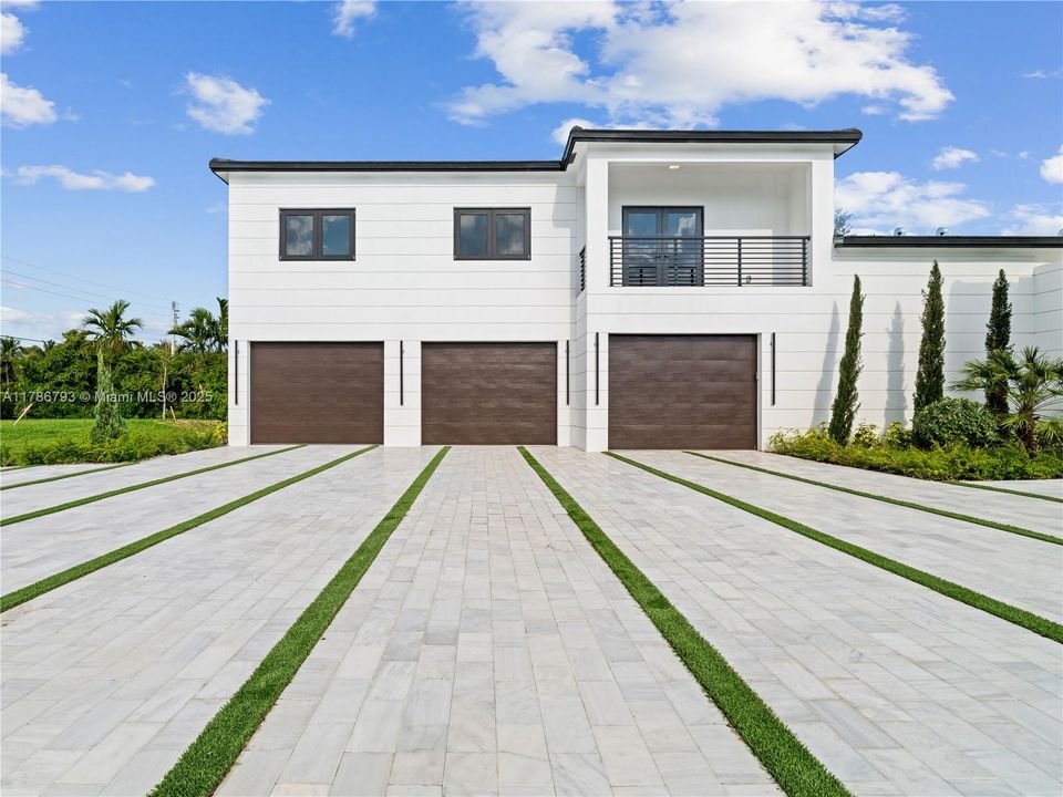 Recently Sold: $4,599,900 (6 beds, 6 baths, 7022 Square Feet)