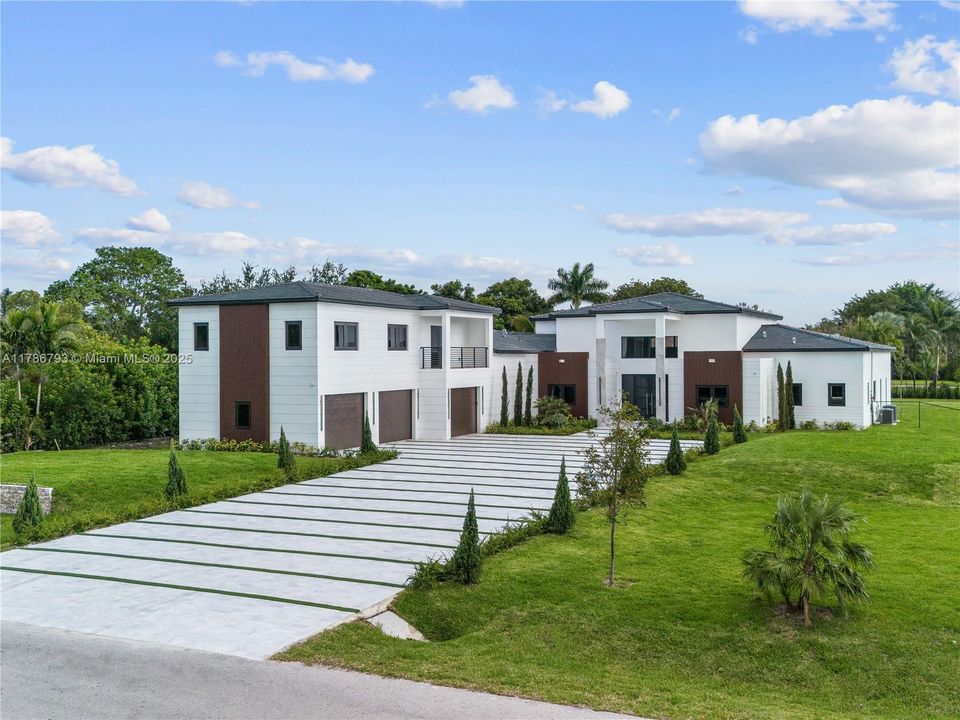 Recently Sold: $4,599,900 (6 beds, 6 baths, 7022 Square Feet)