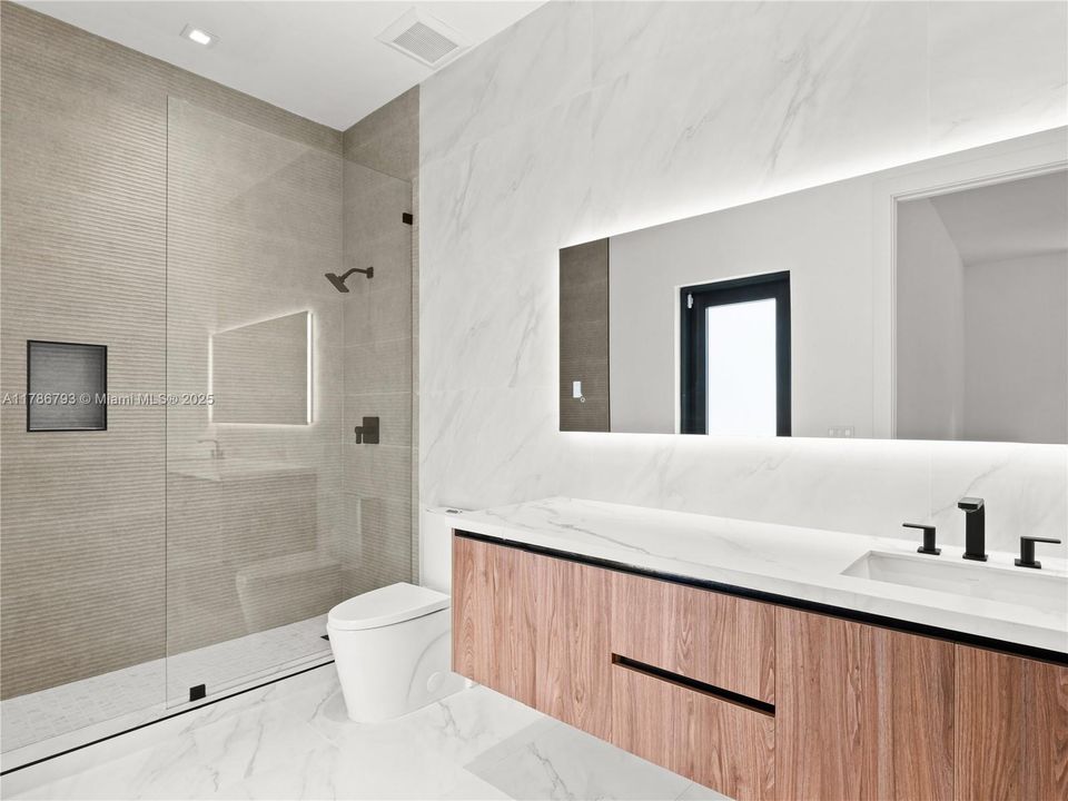 Recently Sold: $4,599,900 (6 beds, 6 baths, 7022 Square Feet)