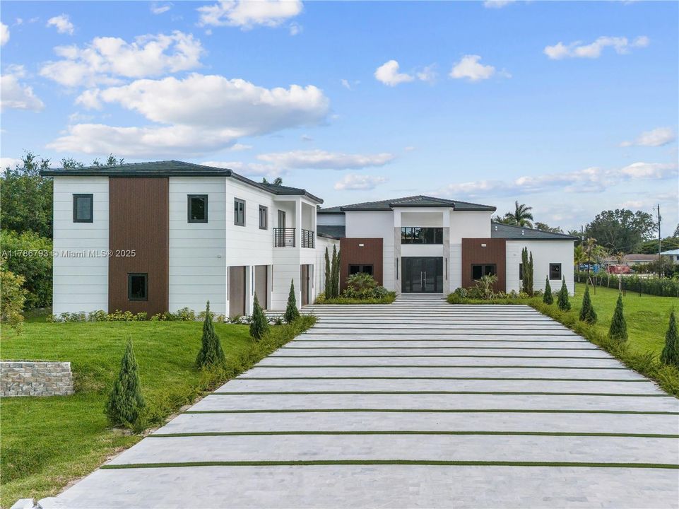 Recently Sold: $4,599,900 (6 beds, 6 baths, 7022 Square Feet)