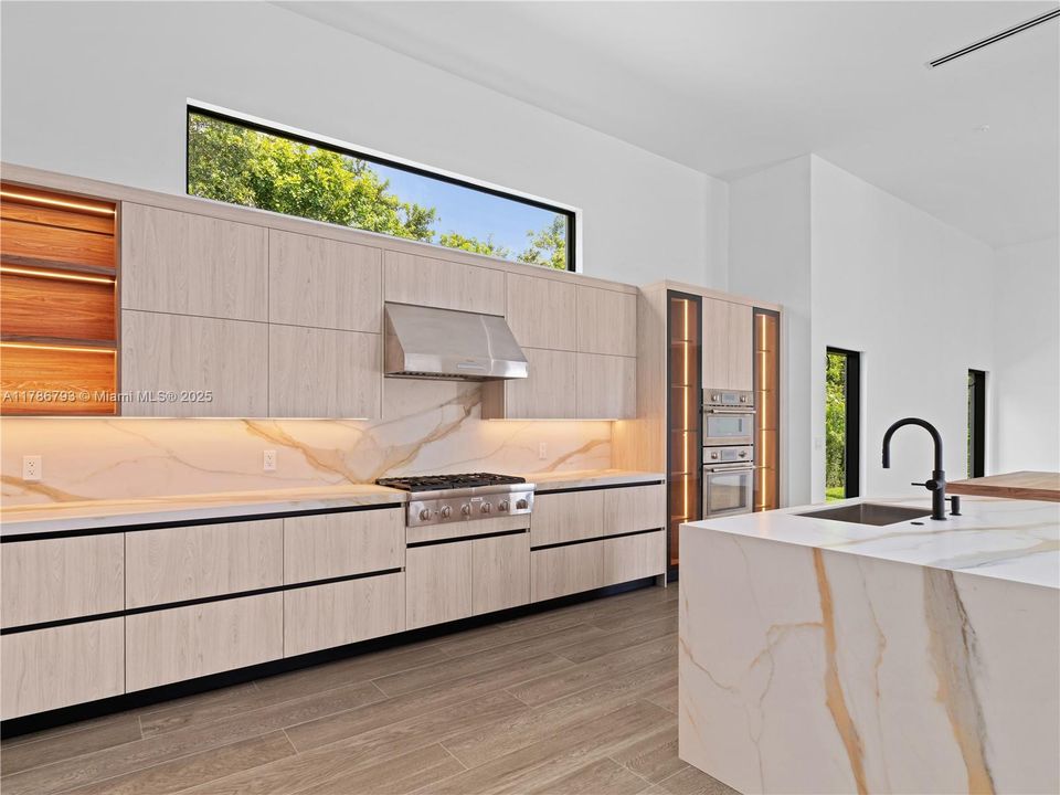 Recently Sold: $4,599,900 (6 beds, 6 baths, 7022 Square Feet)