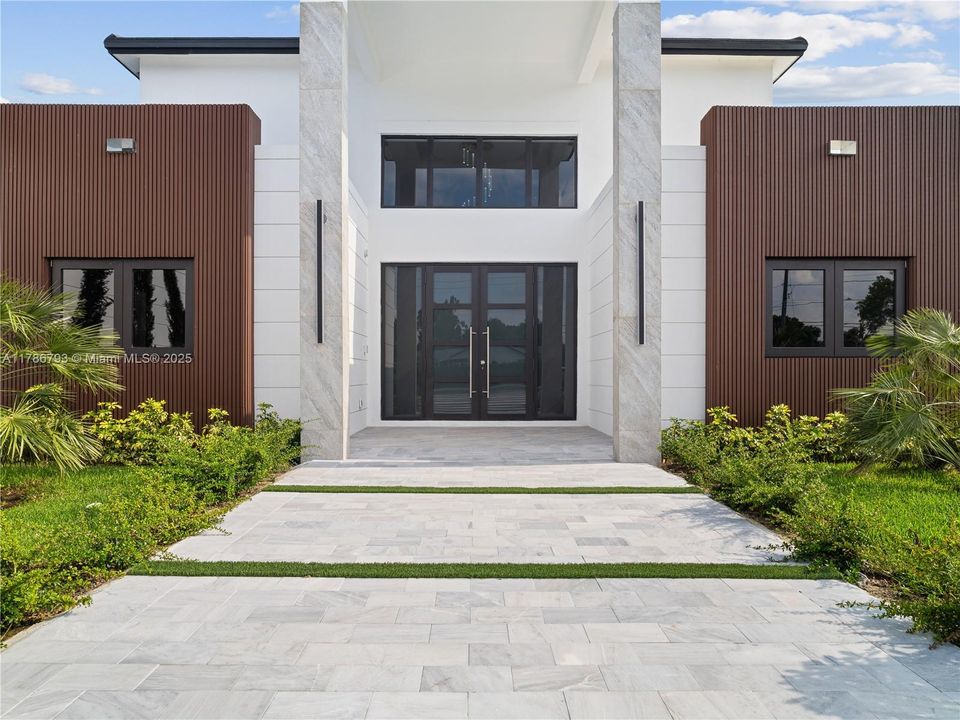 Recently Sold: $4,599,900 (6 beds, 6 baths, 7022 Square Feet)