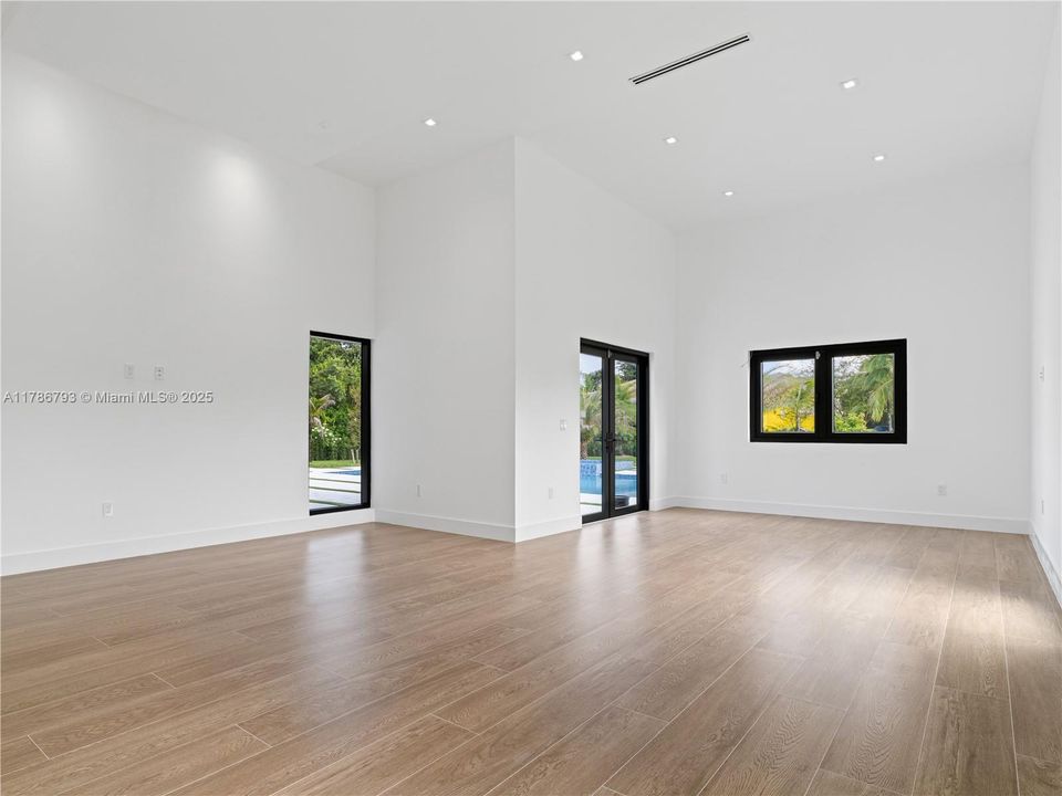 Recently Sold: $4,599,900 (6 beds, 6 baths, 7022 Square Feet)