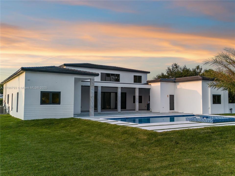 Recently Sold: $4,599,900 (6 beds, 6 baths, 7022 Square Feet)