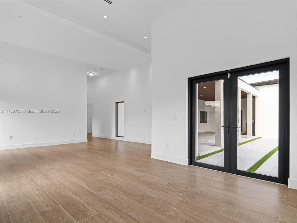 Recently Sold: $4,599,900 (6 beds, 6 baths, 7022 Square Feet)