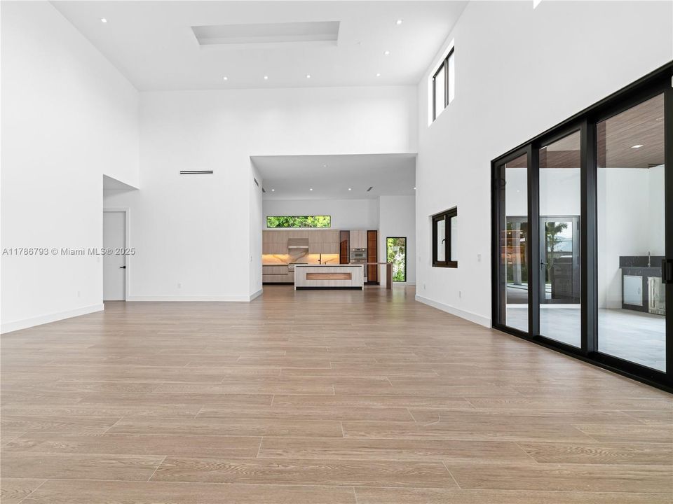 Recently Sold: $4,599,900 (6 beds, 6 baths, 7022 Square Feet)