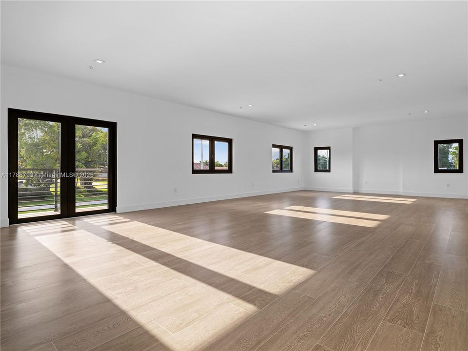 Recently Sold: $4,599,900 (6 beds, 6 baths, 7022 Square Feet)