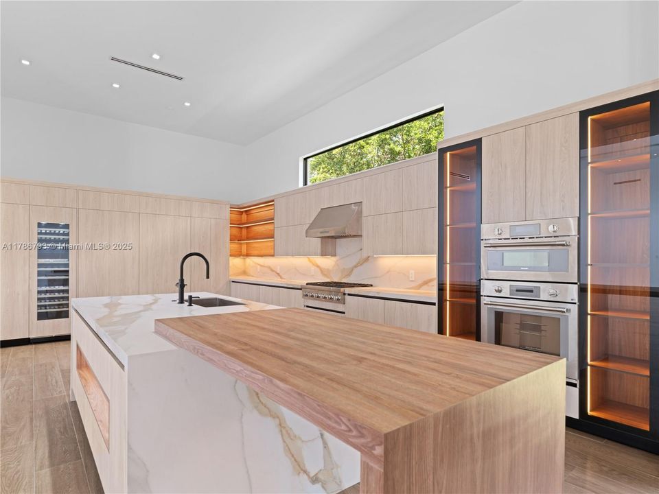 Recently Sold: $4,599,900 (6 beds, 6 baths, 7022 Square Feet)