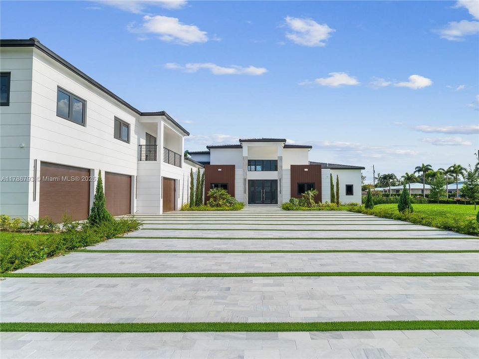 Recently Sold: $4,599,900 (6 beds, 6 baths, 7022 Square Feet)