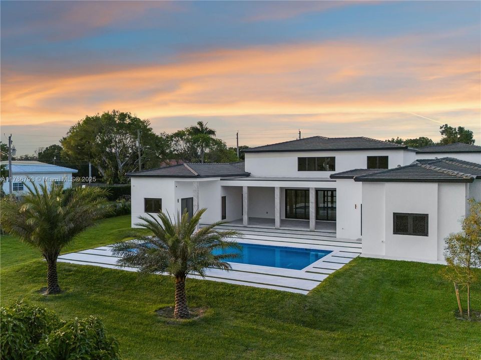 Recently Sold: $4,599,900 (6 beds, 6 baths, 7022 Square Feet)