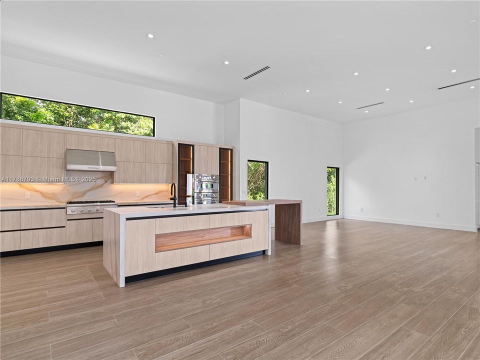 Recently Sold: $4,599,900 (6 beds, 6 baths, 7022 Square Feet)