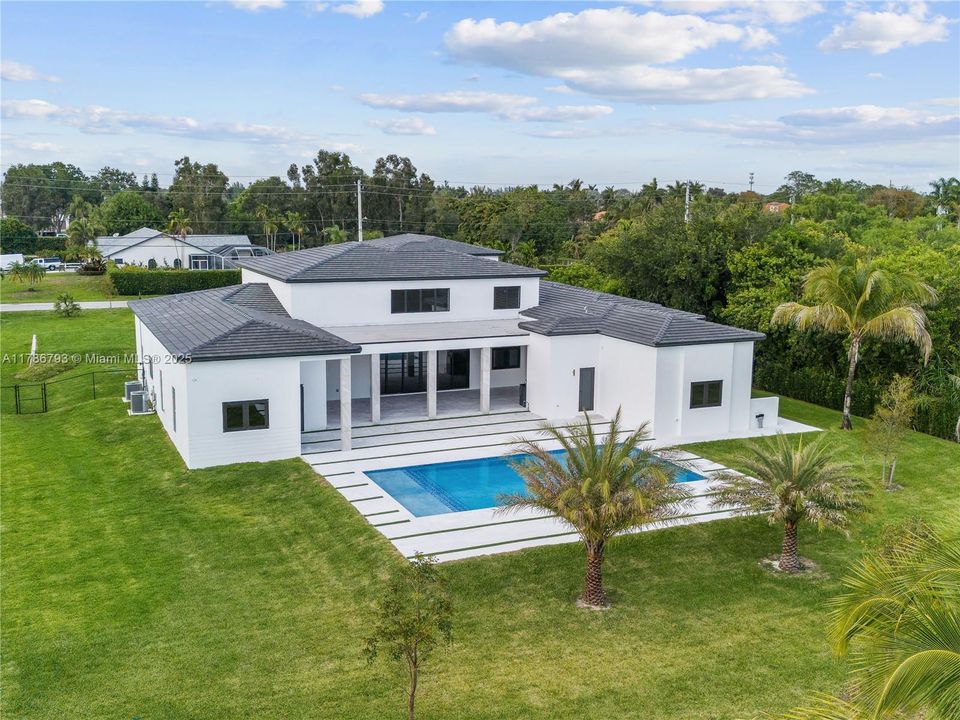 Recently Sold: $4,599,900 (6 beds, 6 baths, 7022 Square Feet)