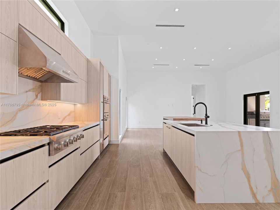 Recently Sold: $4,599,900 (6 beds, 6 baths, 7022 Square Feet)