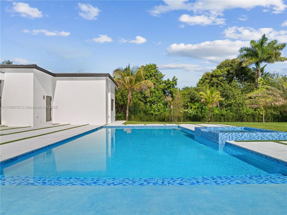 Recently Sold: $4,599,900 (6 beds, 6 baths, 7022 Square Feet)