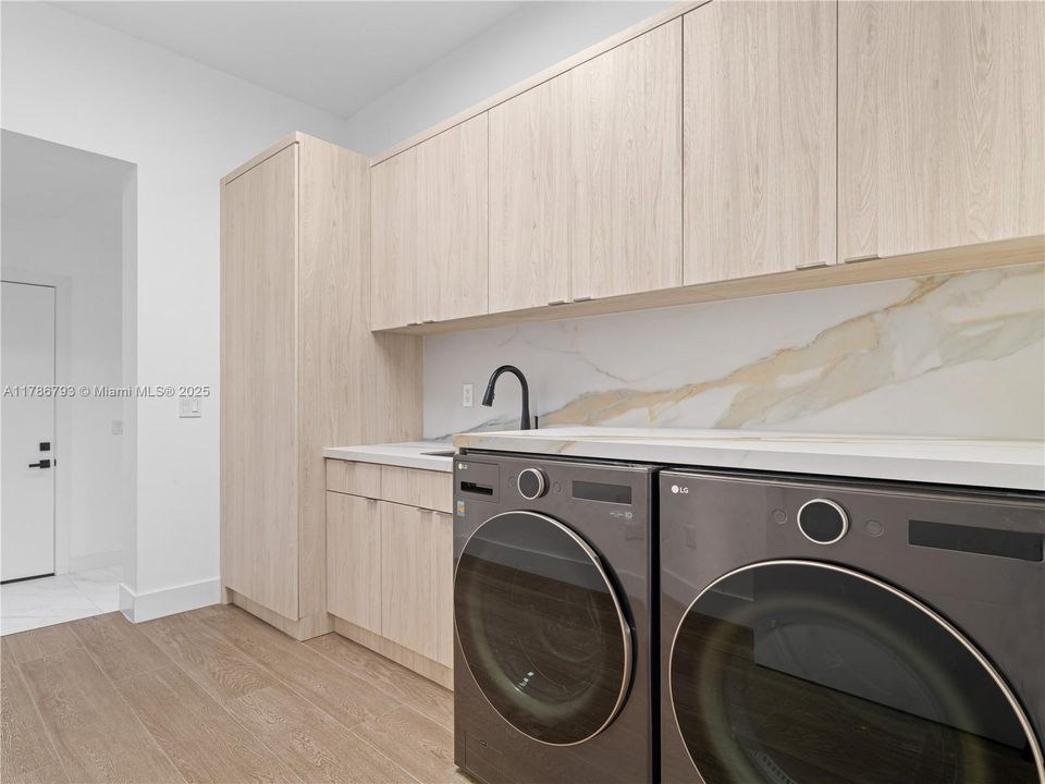 Recently Sold: $4,599,900 (6 beds, 6 baths, 7022 Square Feet)