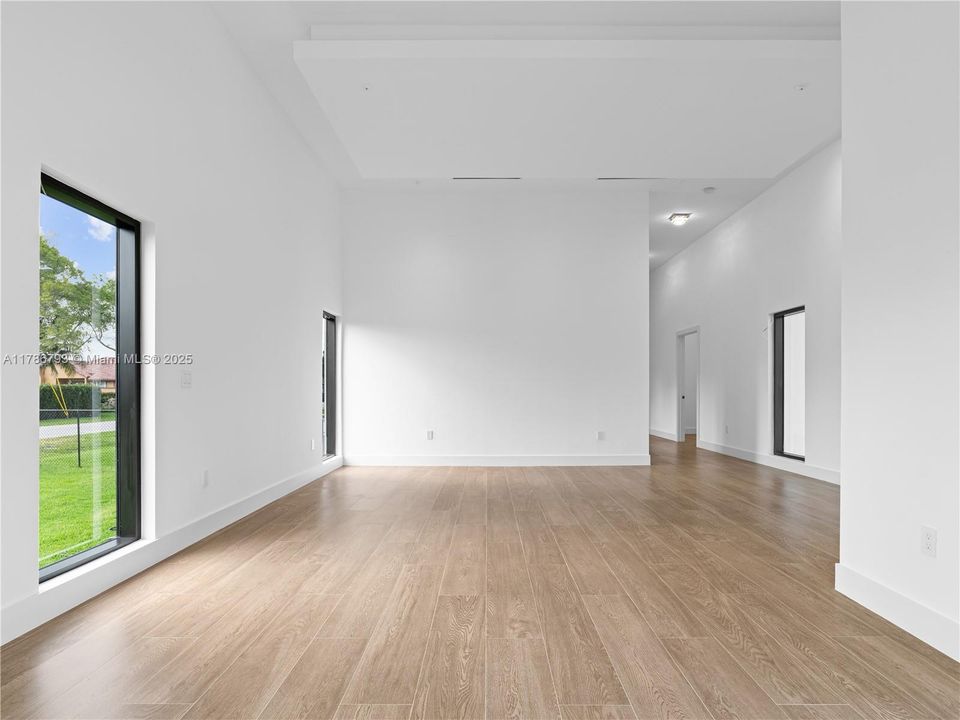 Recently Sold: $4,599,900 (6 beds, 6 baths, 7022 Square Feet)