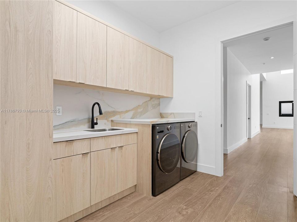 Recently Sold: $4,599,900 (6 beds, 6 baths, 7022 Square Feet)