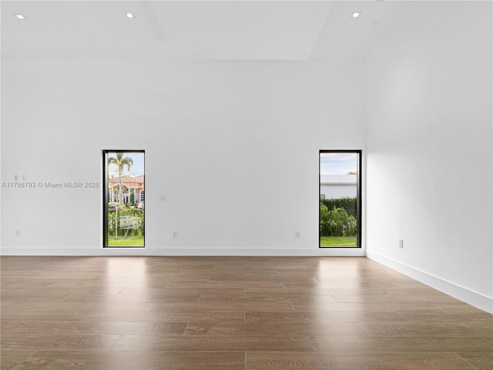 Recently Sold: $4,599,900 (6 beds, 6 baths, 7022 Square Feet)