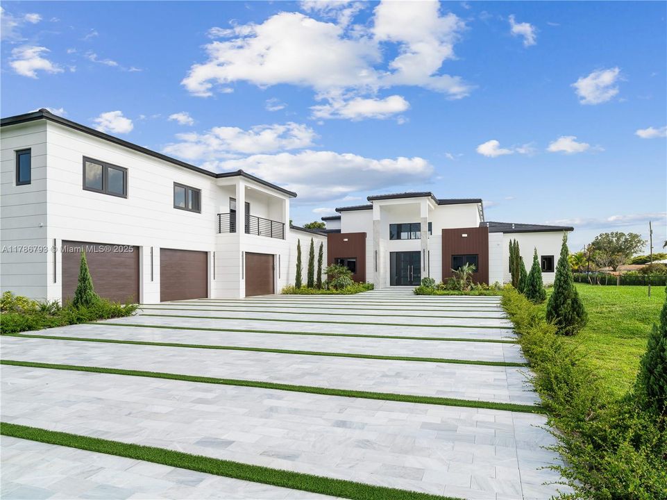 Recently Sold: $4,599,900 (6 beds, 6 baths, 7022 Square Feet)