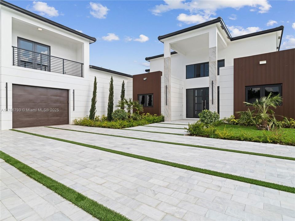 Recently Sold: $4,599,900 (6 beds, 6 baths, 7022 Square Feet)