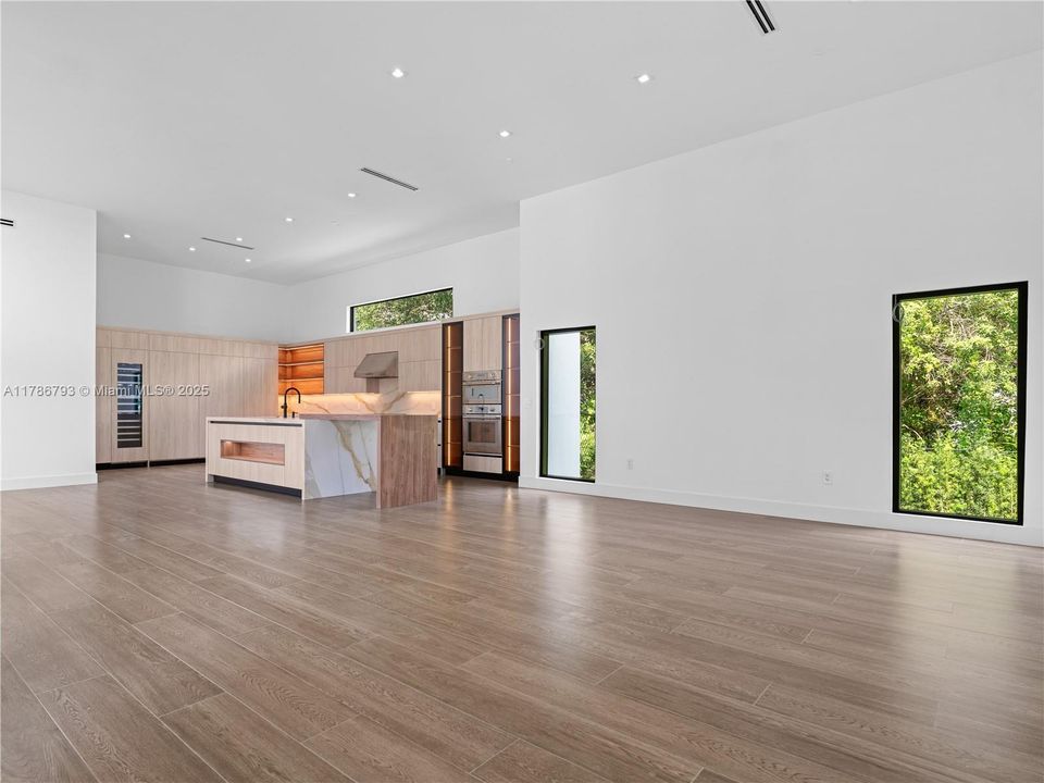 Recently Sold: $4,599,900 (6 beds, 6 baths, 7022 Square Feet)