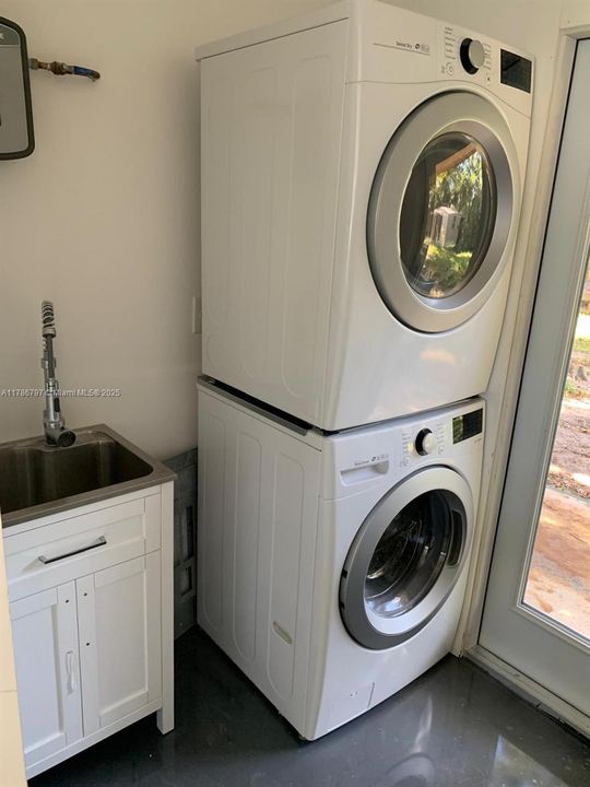 Recently Sold: $410,000 (2 beds, 1 baths, 888 Square Feet)