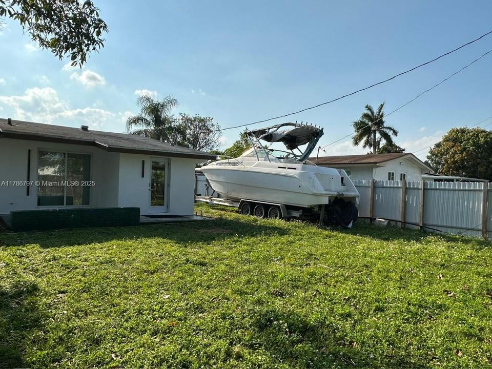 Recently Sold: $410,000 (2 beds, 1 baths, 888 Square Feet)