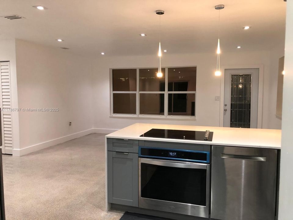 Recently Sold: $410,000 (2 beds, 1 baths, 888 Square Feet)