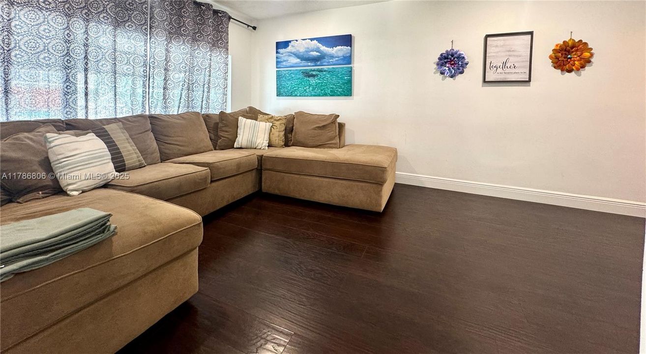 Vendido Recientemente: $799,900 (3 camas, 2 baños, 1364 Pies cuadrados)