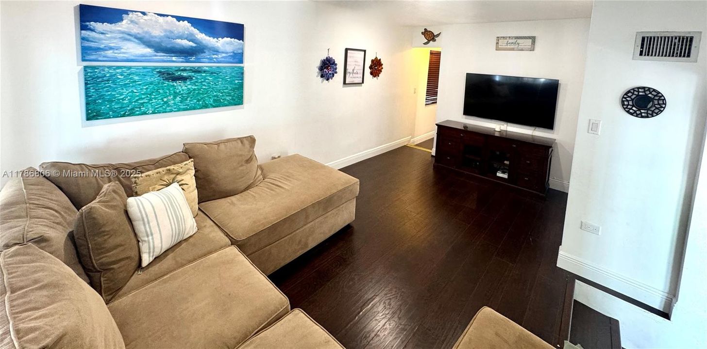 Vendido Recientemente: $799,900 (3 camas, 2 baños, 1364 Pies cuadrados)