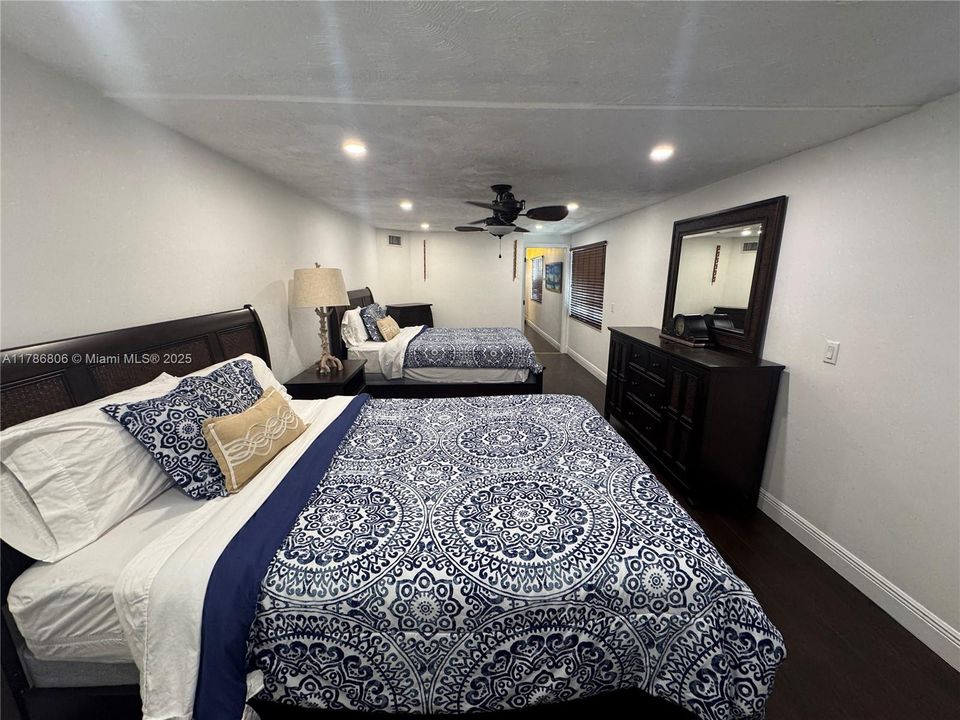 Vendido Recientemente: $799,900 (3 camas, 2 baños, 1364 Pies cuadrados)