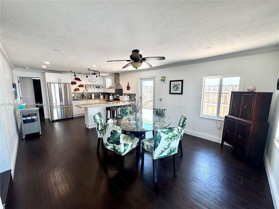 Vendido Recientemente: $799,900 (3 camas, 2 baños, 1364 Pies cuadrados)