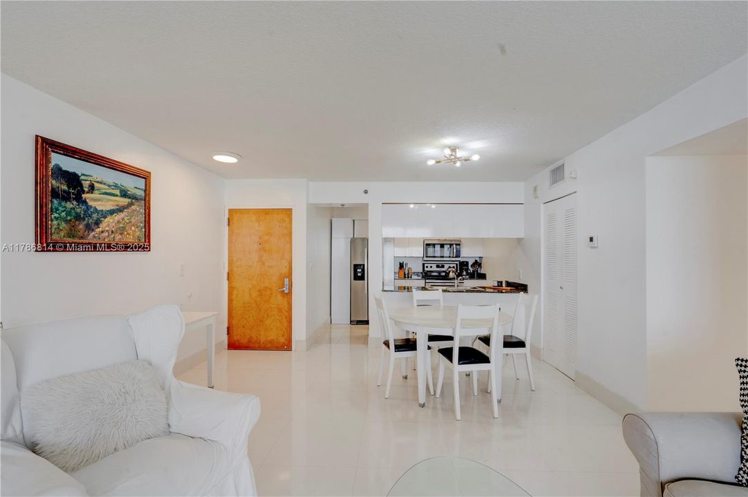 Vendido Recientemente: $854,900 (3 camas, 2 baños, 1232 Pies cuadrados)