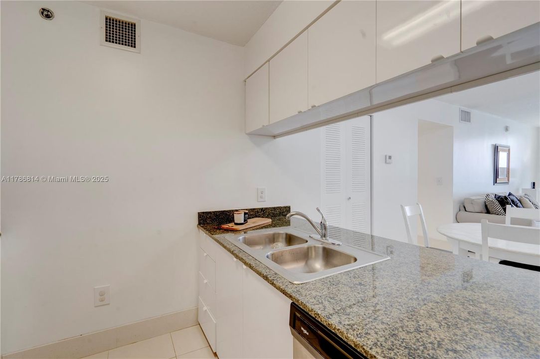 Vendido Recientemente: $854,900 (3 camas, 2 baños, 1232 Pies cuadrados)