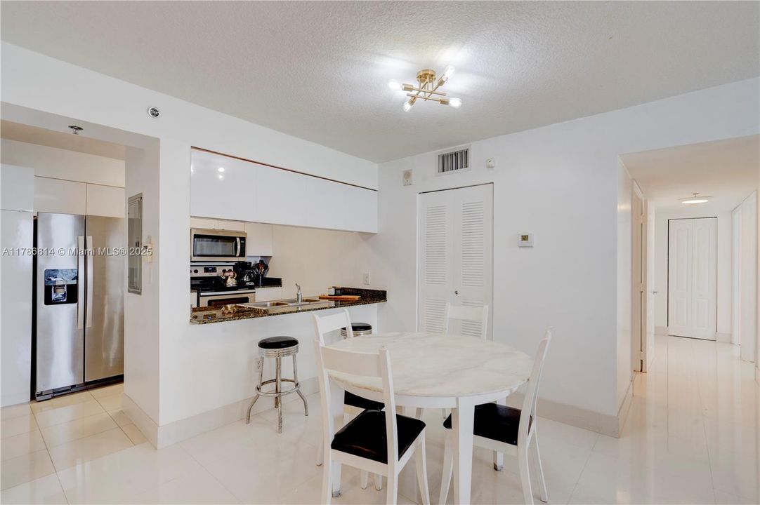 Vendido Recientemente: $854,900 (3 camas, 2 baños, 1232 Pies cuadrados)