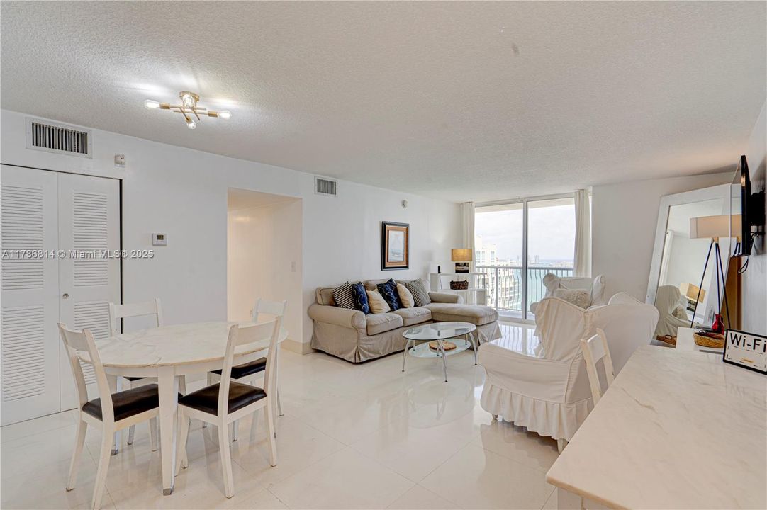 Vendido Recientemente: $854,900 (3 camas, 2 baños, 1232 Pies cuadrados)