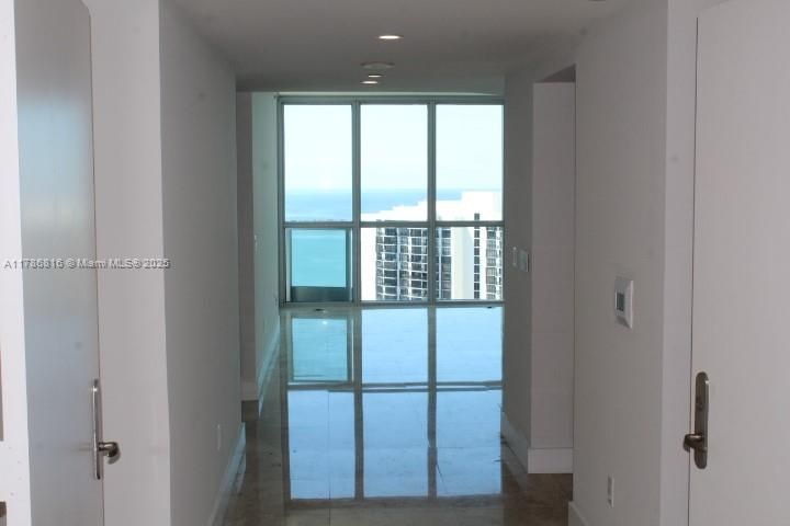 Recently Sold: $1,300,000 (2 beds, 2 baths, 1529 Square Feet)