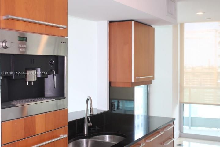 Recently Sold: $1,300,000 (2 beds, 2 baths, 1529 Square Feet)