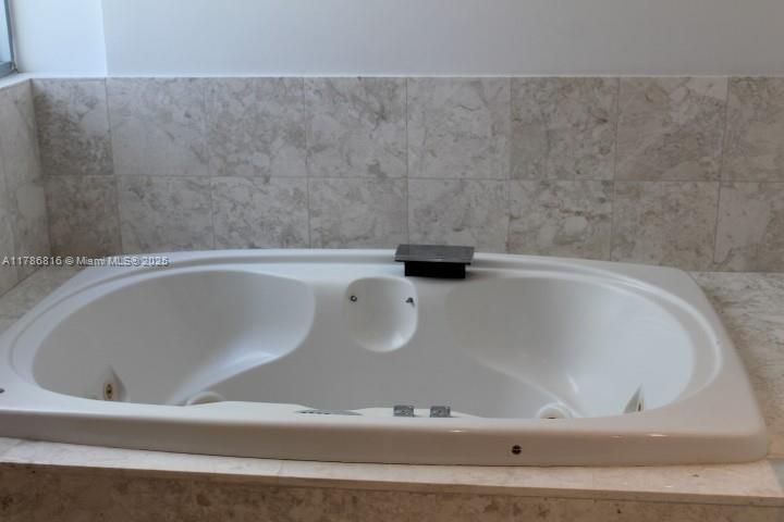 Recently Sold: $1,300,000 (2 beds, 2 baths, 1529 Square Feet)