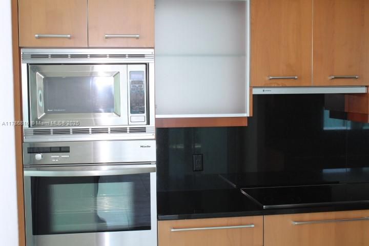 Recently Sold: $1,300,000 (2 beds, 2 baths, 1529 Square Feet)