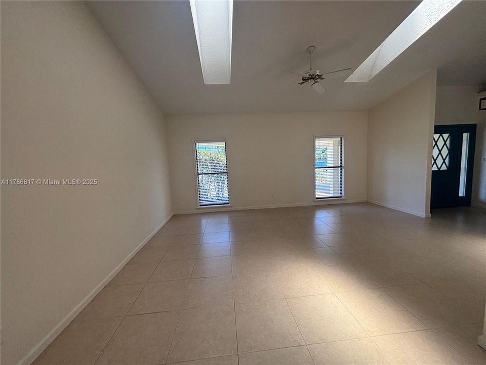 Недавно арендовано: $3,400 (3 спален, 2 ванн, 1992 Квадратных фут)