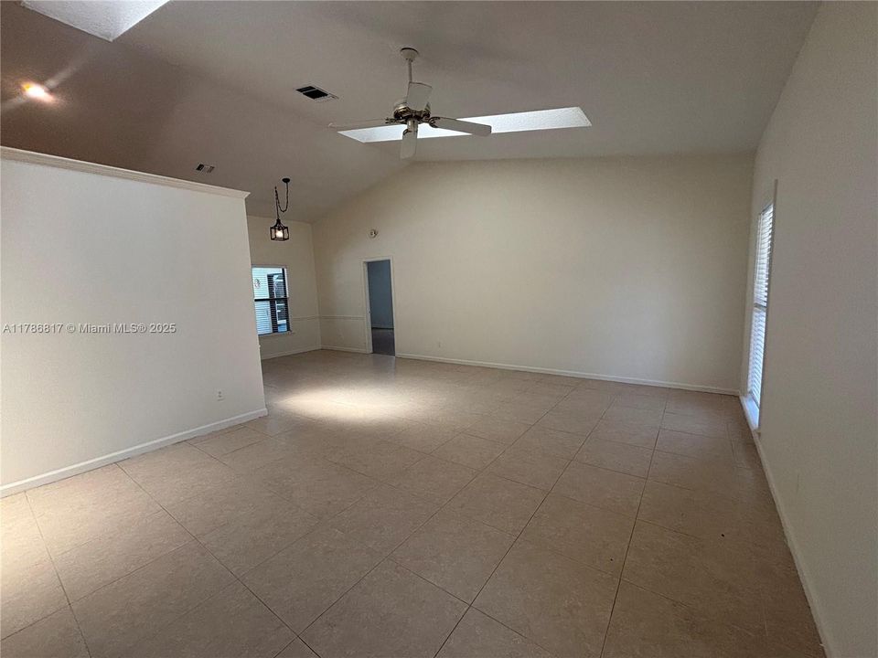 Недавно арендовано: $3,400 (3 спален, 2 ванн, 1992 Квадратных фут)