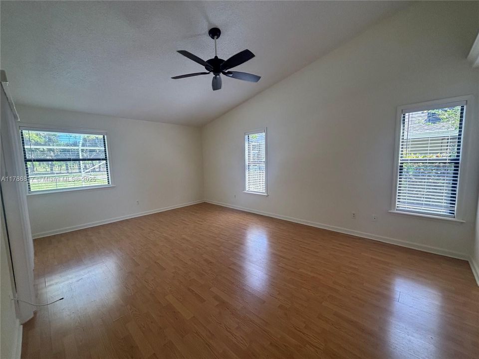 Недавно арендовано: $3,400 (3 спален, 2 ванн, 1992 Квадратных фут)