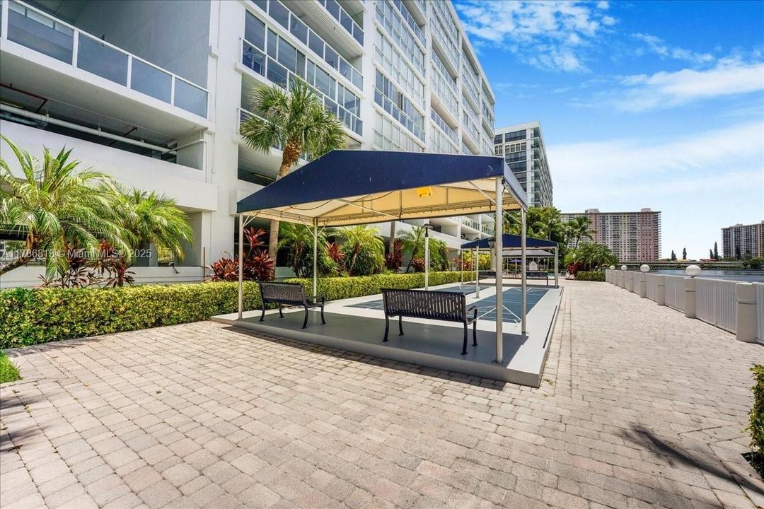 Recently Rented: $3,500 (2 beds, 2 baths, 1300 Square Feet)