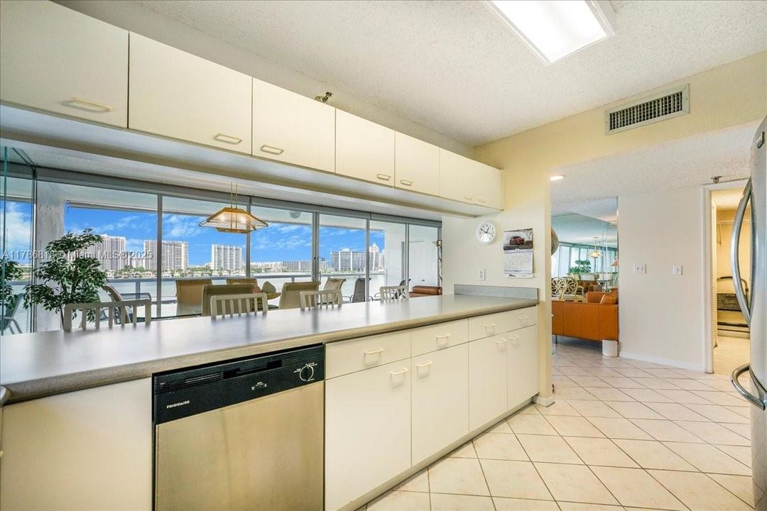 Recently Rented: $3,500 (2 beds, 2 baths, 1300 Square Feet)