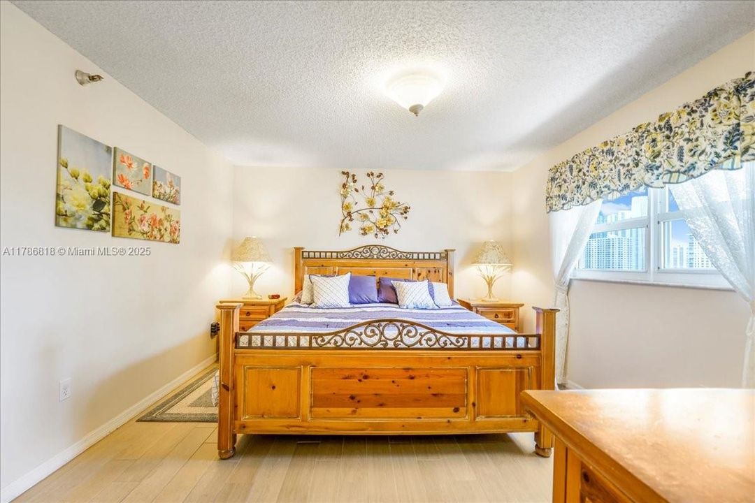 Recently Rented: $3,500 (2 beds, 2 baths, 1300 Square Feet)