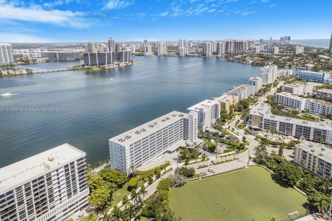 Recently Rented: $3,500 (2 beds, 2 baths, 1300 Square Feet)