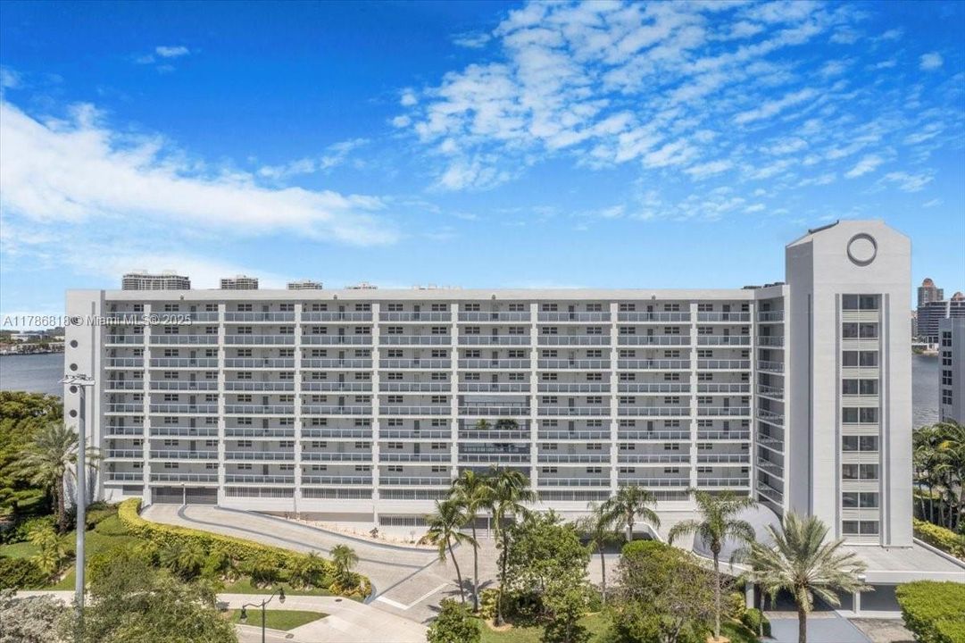 Recently Rented: $3,500 (2 beds, 2 baths, 1300 Square Feet)