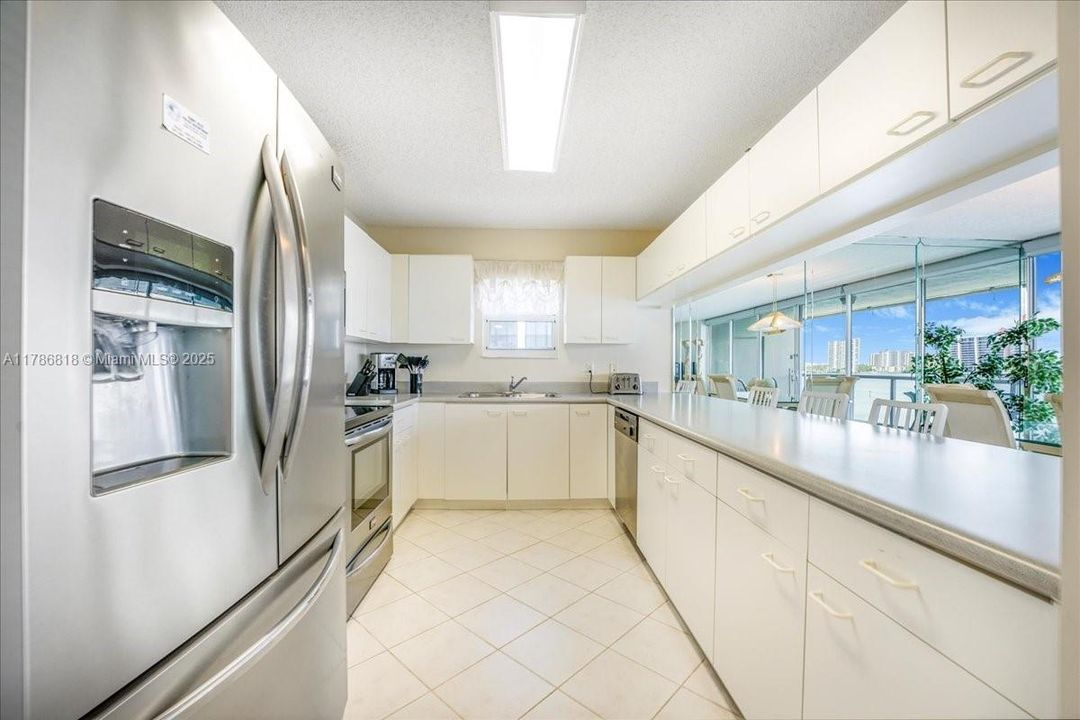 Recently Rented: $3,500 (2 beds, 2 baths, 1300 Square Feet)