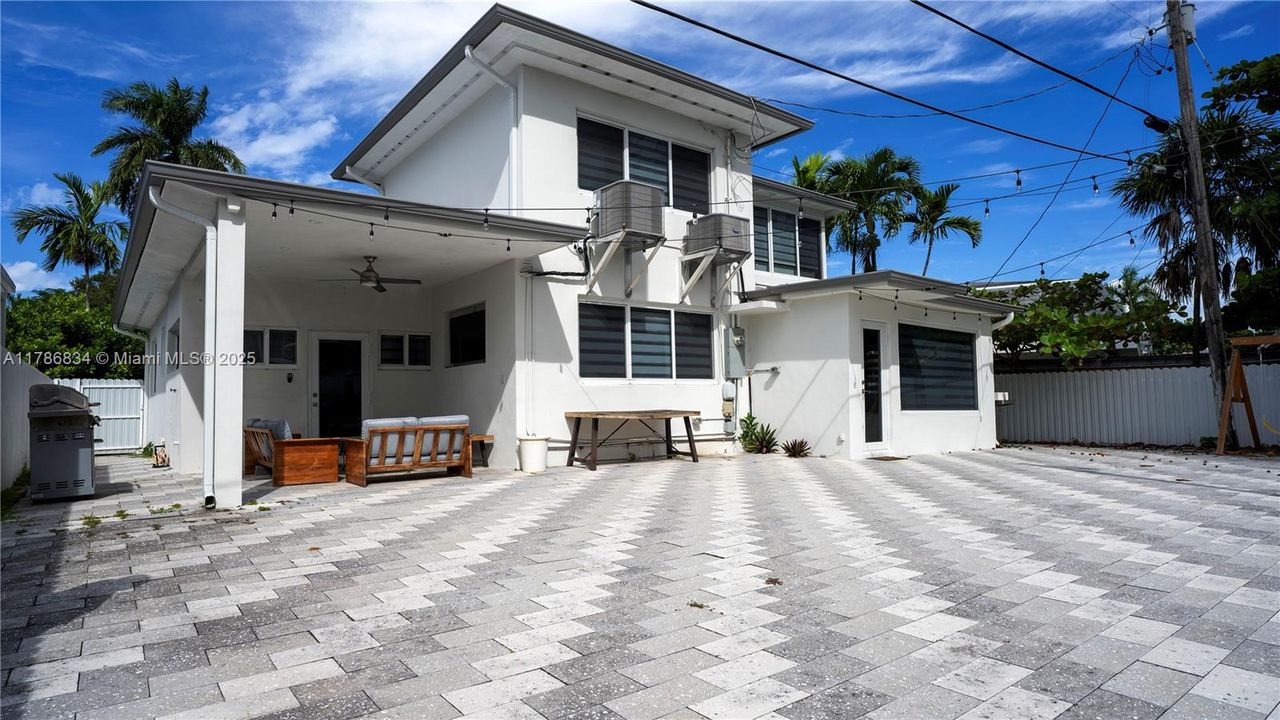 Recently Rented: $8,800 (4 beds, 2 baths, 2136 Square Feet)